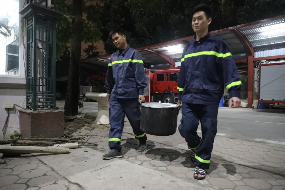 Cảnh sát Phòng cháy, chữa cháy quận Bắc Từ Liêm gói bánh chưng đón Tết