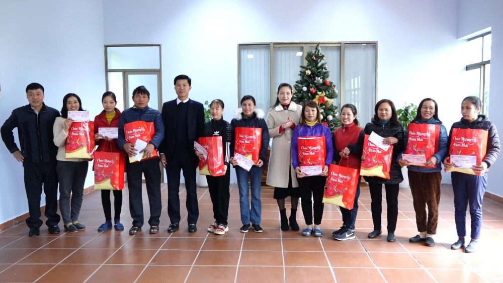 Lãnh đạo huyện Thanh Oai tặng quà Tết cho công nhân lao động