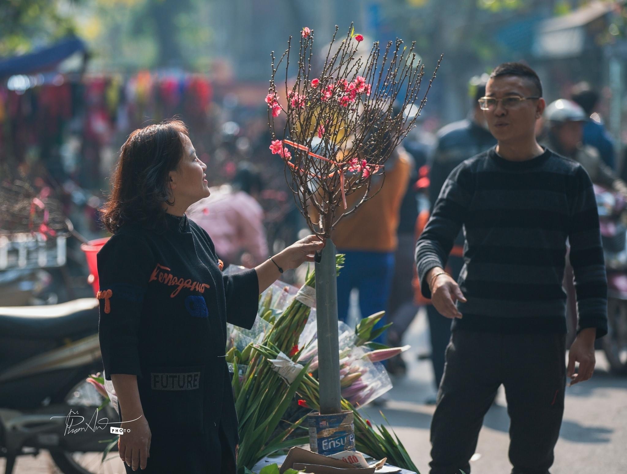 Chợ hoa Hàng Lược ngày 30 Tết vẫn nhộn nhịp kẻ bán người mua