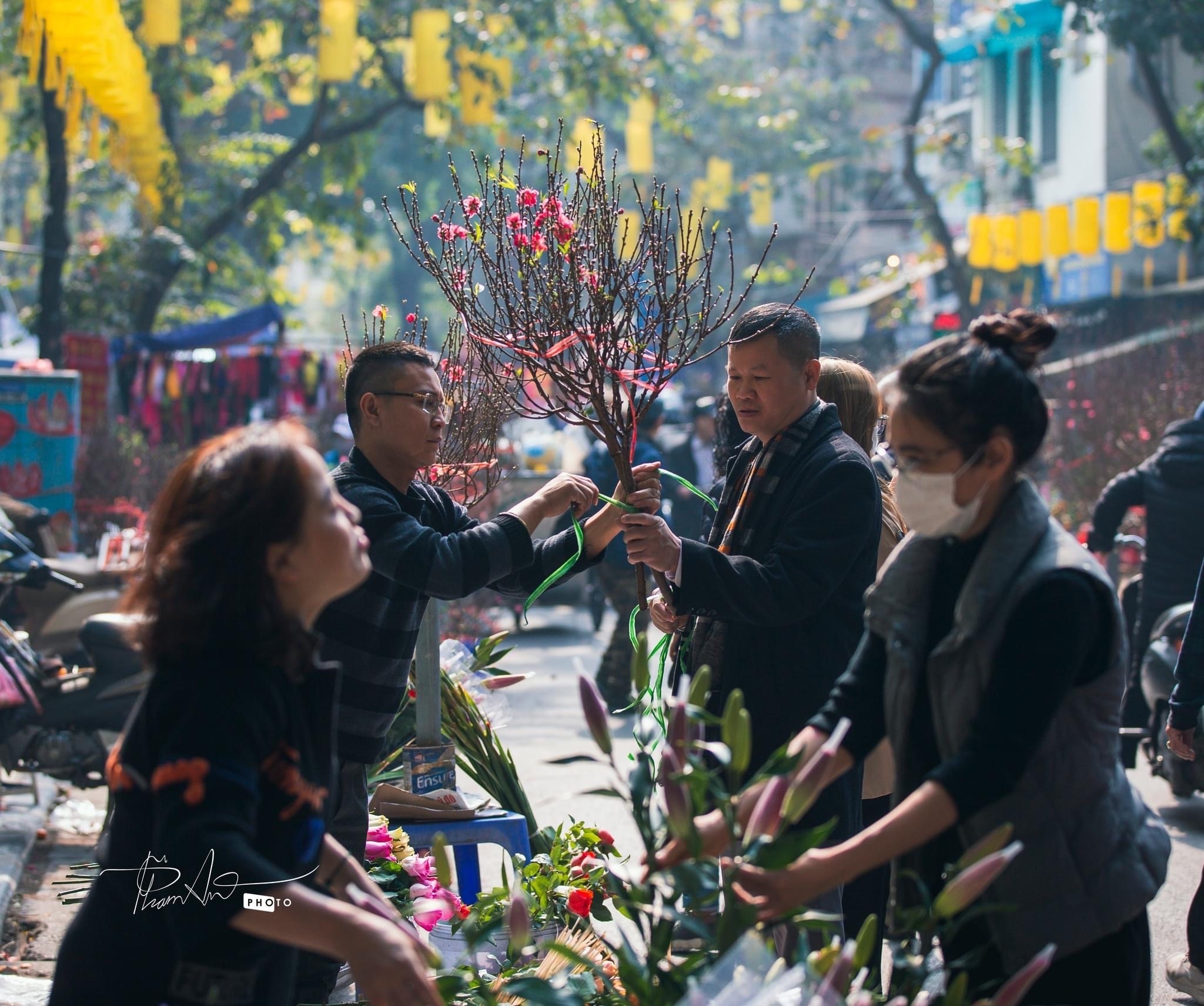 Chợ hoa Hàng Lược ngày 30 Tết vẫn nhộn nhịp kẻ bán người mua!