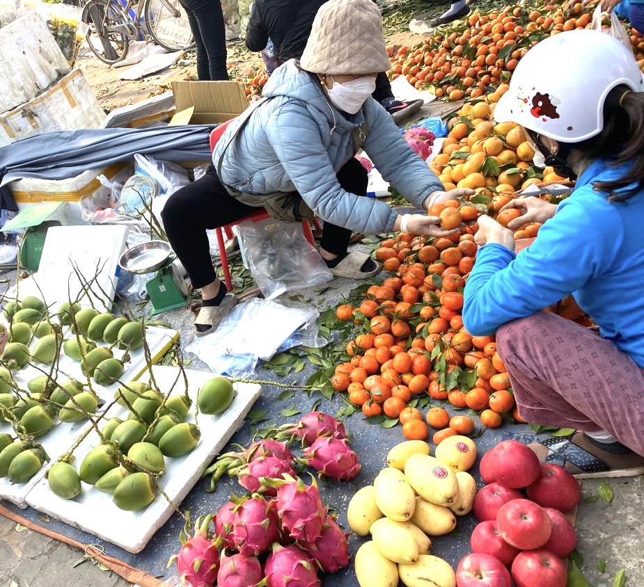 Ngày 30 Tết: Chợ đầu mối phía Nam Hà Nội tấp nập từ sáng sớm