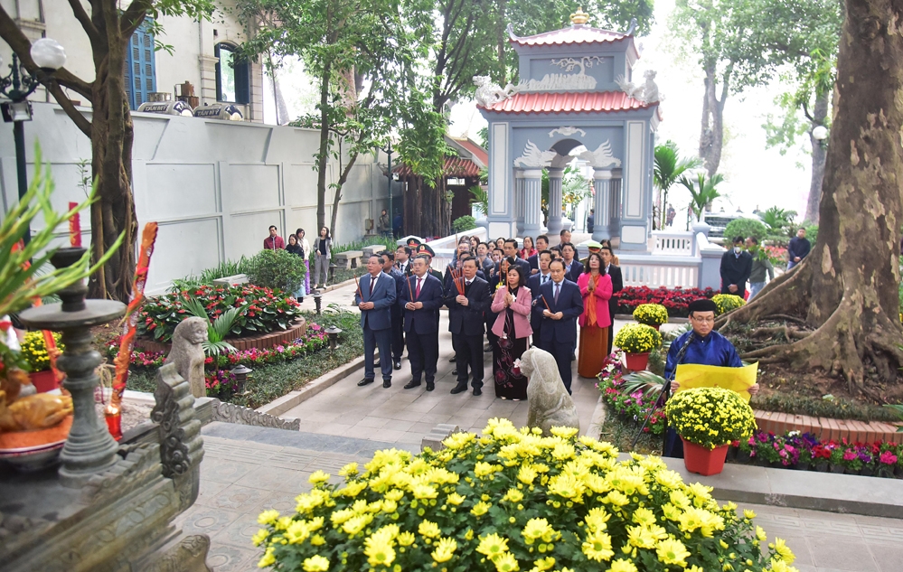 Lãnh đạo thành phố Hà Nội dâng hương tưởng nhớ các vị liệt tổ, liệt tông và Chủ tịch Hồ Chí Minh