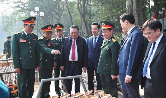 Chủ tịch UBND thành phố Hà Nội kiểm tra trận địa pháo hoa phục vụ nhân dân đêm Giao thừa
