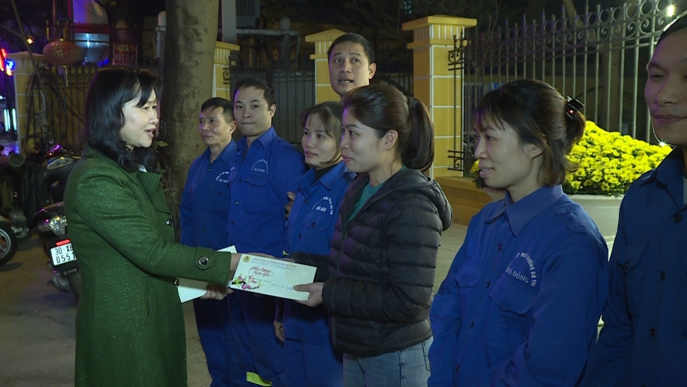 Quận Hà Đông: Thăm, tặng quà công nhân môi trường làm việc đêm 30 Tết