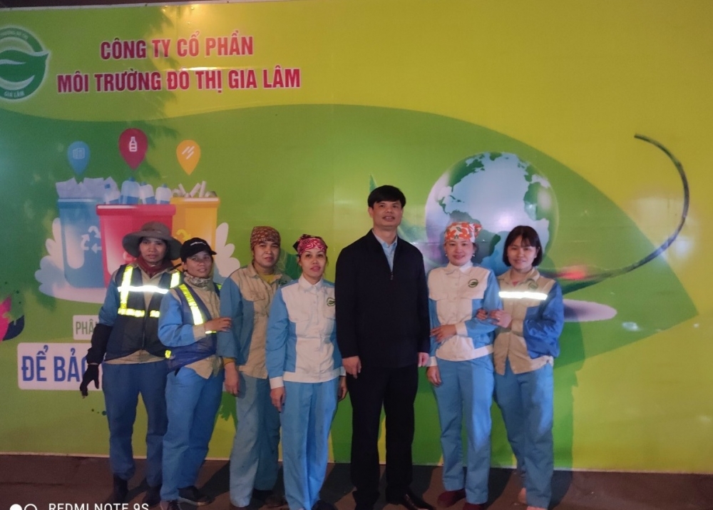 LĐLĐ huyện Gia Lâm thăm, chúc Tết công nhân môi trường làm việc đêm giao thừa