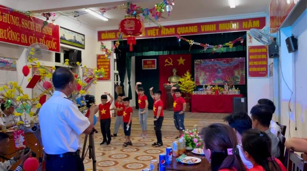 Tiết mục văn nghệ do các em nhỏ trên đảo Song Tử Tây biểu diễn trong đêm giao thừa Tết Quý Mão 2023 (Ảnh: NVCC)