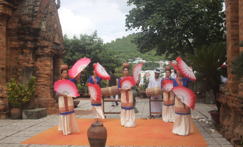 Trong những ngày Tết, đội múa Chăm của Tháp bà Ponagar tăng cường biểu diễn phục vụ du khách trong và ngoài nước đến du xuân. Ảnh: Hương Thảo  