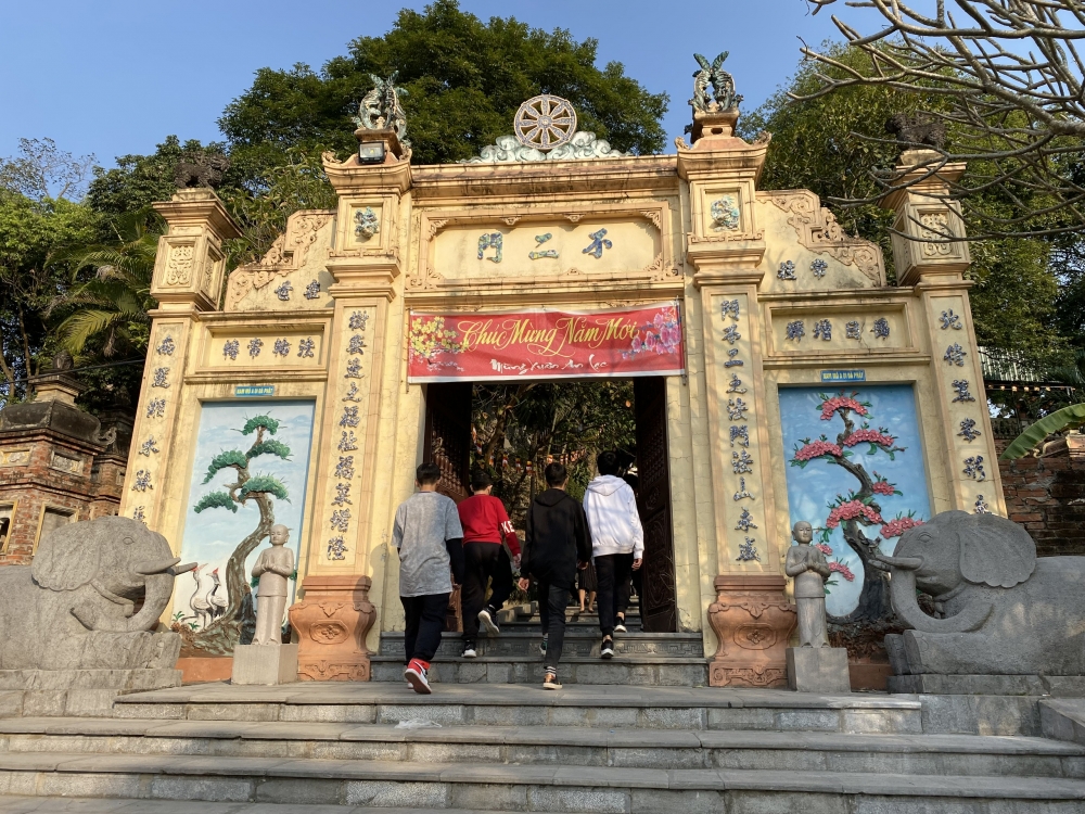 Khám phá ngôi chùa đặc sắc trên lưng chừng núi Tiêu