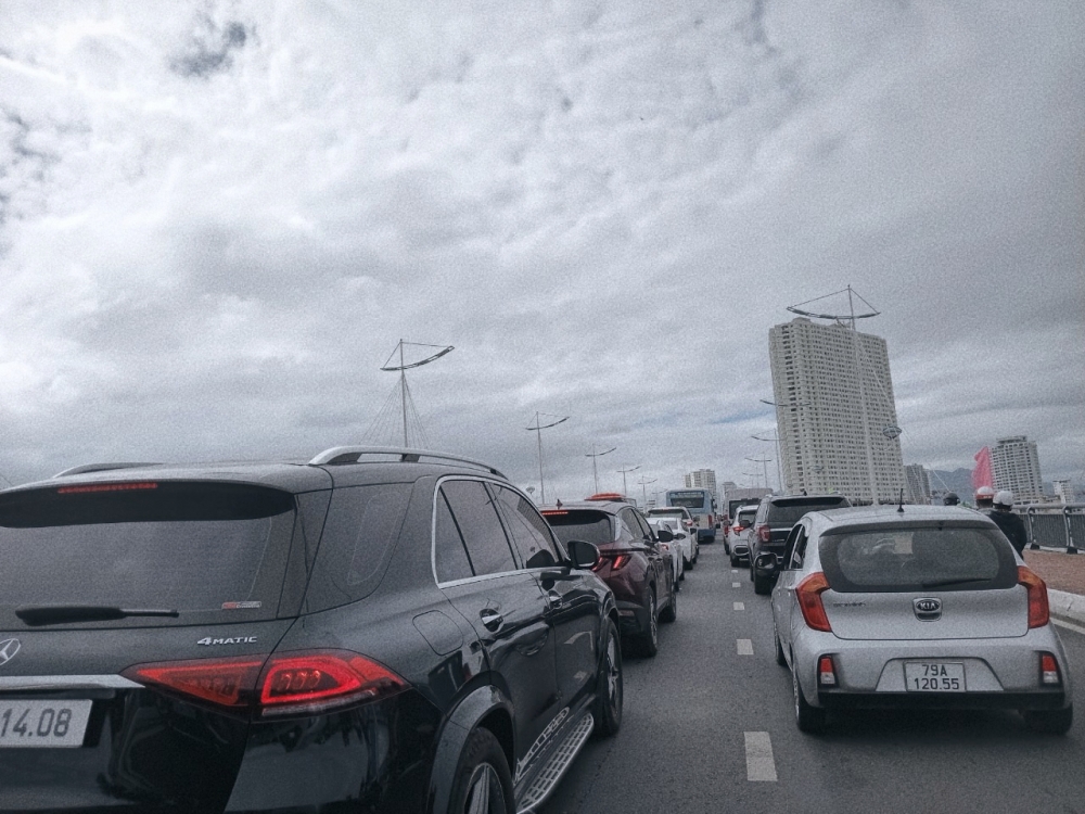 Sáng mùng 5 Tết, hàng trăm xe ô tô nối đuôi nhau trên cầu Trần Phú (Ảnh: Hương Thảo)