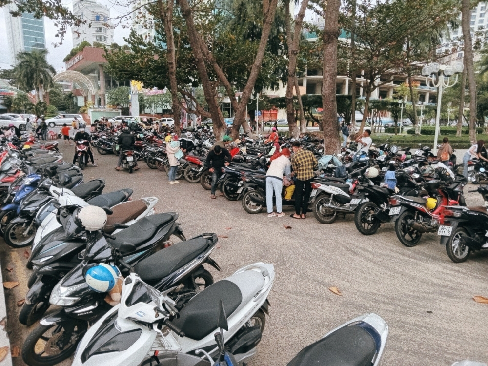 Các bãi giữ xe máy ven biển Nha Trang kín chỗ do người dân địa phương đổ xô đi tắm biển tăng đột biến. (Ảnh: Hương Thảo)