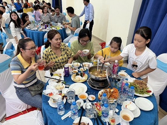 TP.HCM: Tổ chức bữa cơm ấm áp đầu năm mới cho công nhân đón Tết xa quê