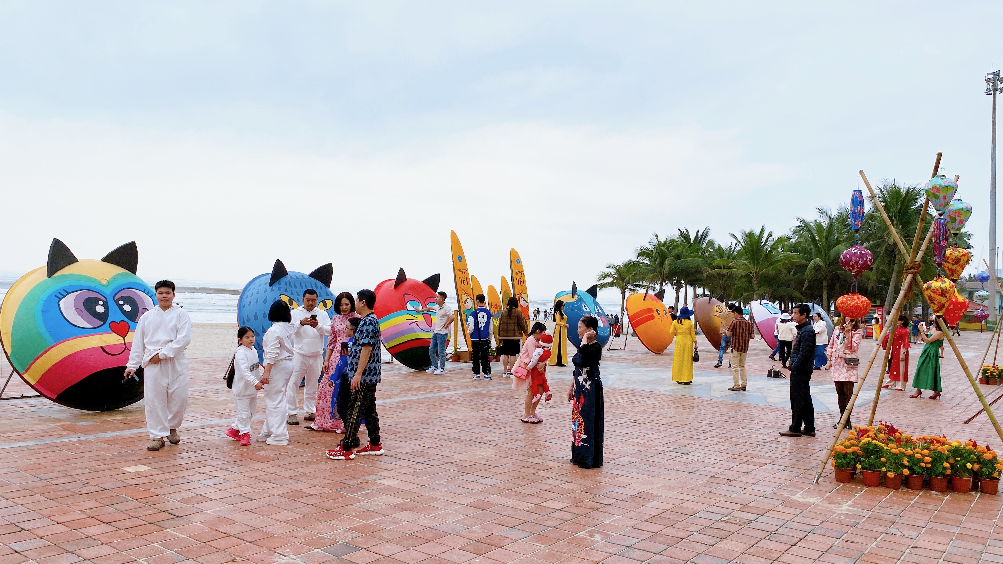 Người dân thích thú check in loạt thuyền thúng vẽ Mèo ngộ nghĩnh ở ven biển Đà Nẵng