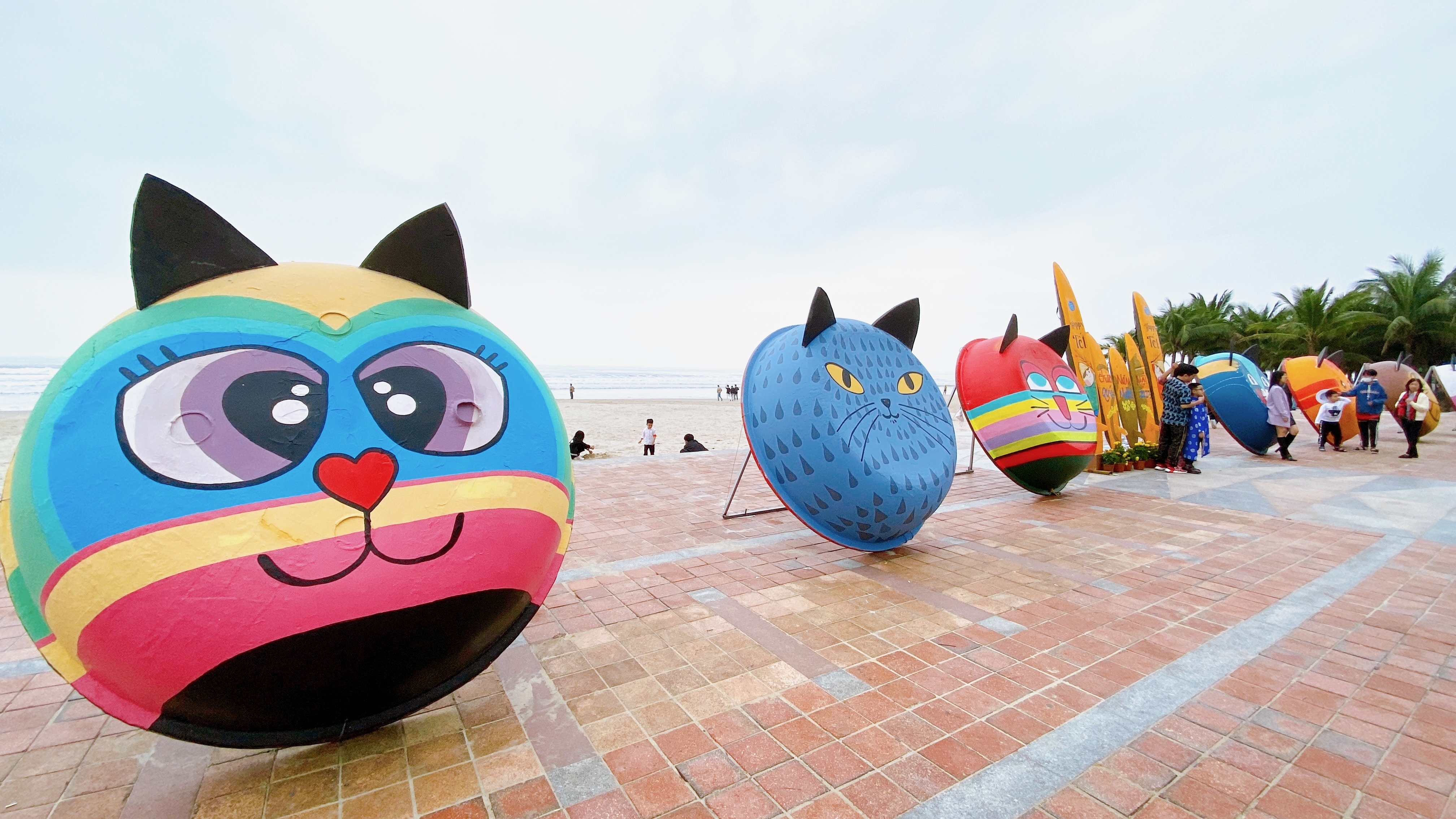 Người dân thích thú check in loạt thuyền thúng vẽ Mèo ngộ nghĩnh ở ven biển Đà Nẵng