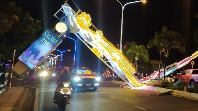 Cổng chào năm mới tại phố biển Nha Trang bất ngờ gẫy gập xuống đường