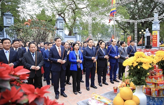 Phó Bí thư Thường trực Thành ủy Hà Nội khai bút đầu Xuân tại Đền thờ Chu Văn An