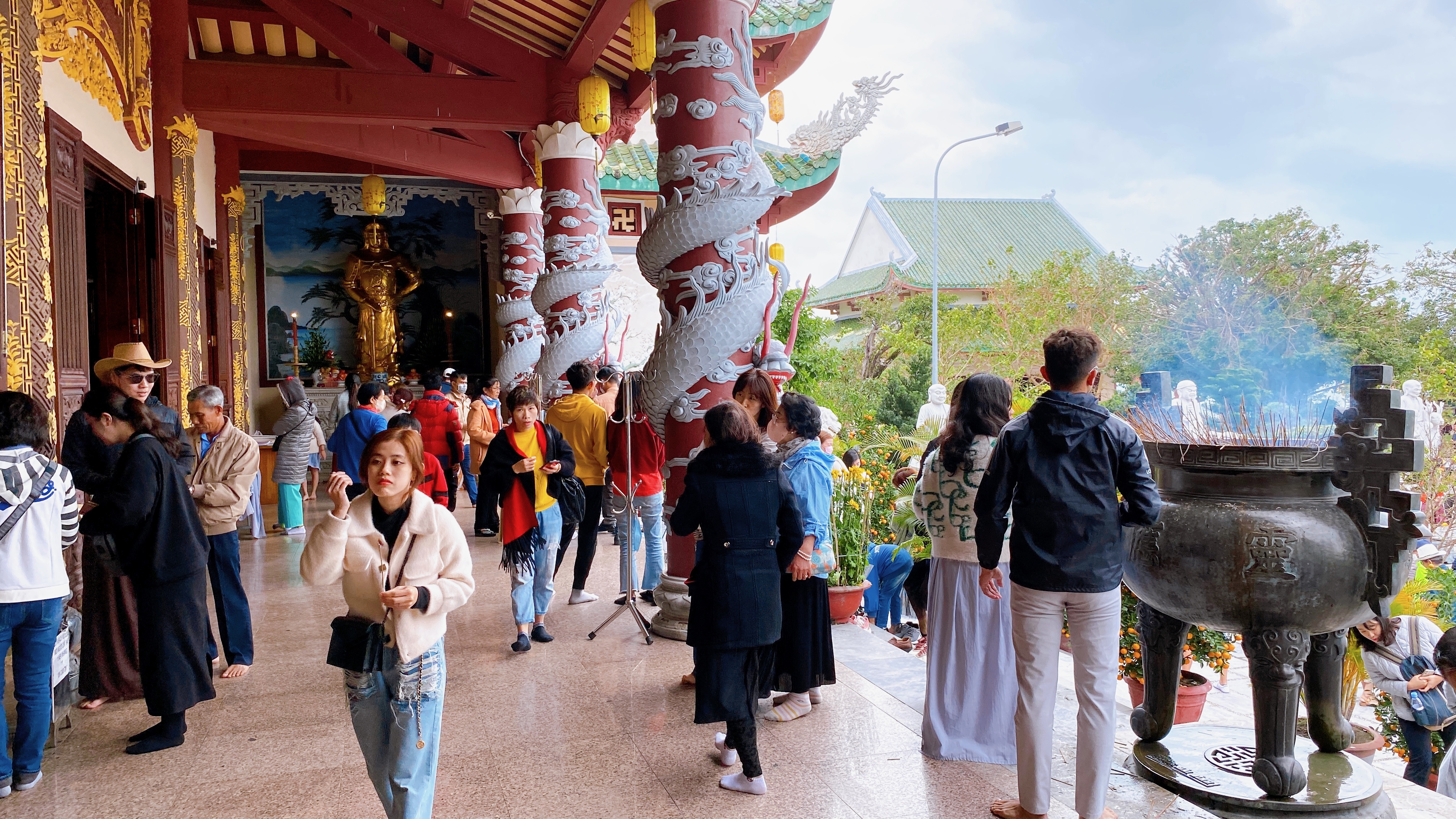 Du khách khắp nơi đổ về chùa lớn nhất Đà Nẵng cầu an năm mới