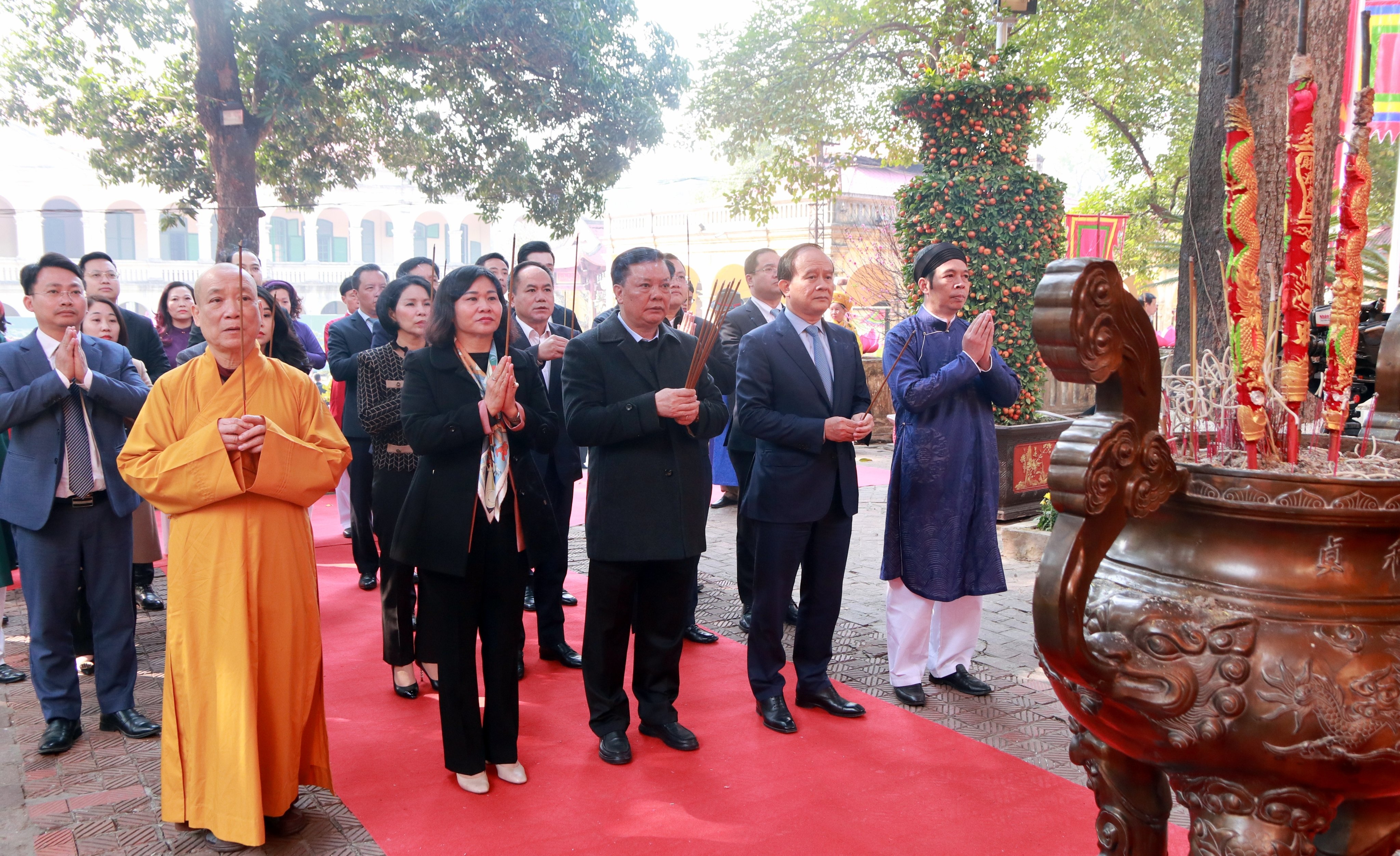 Chủ tịch Quốc hội Vương Đình Huệ và lãnh đạo Thành phố dâng hương khai Xuân tại Hoàng thành Thăng Long