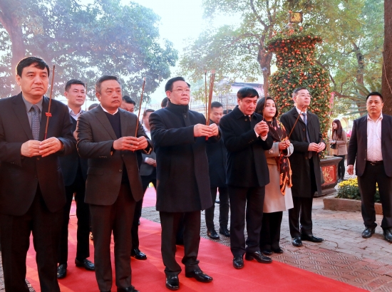 Chủ tịch Quốc hội Vương Đình Huệ và lãnh đạo Thành phố dâng hương khai Xuân tại Hoàng thành Thăng Long