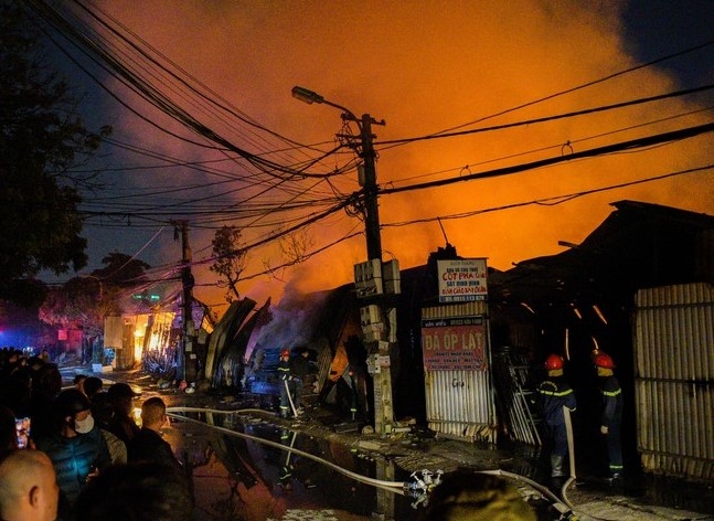 Kịp thời dập tắt đám cháy khu nhà xưởng tại quận Nam Từ Liêm