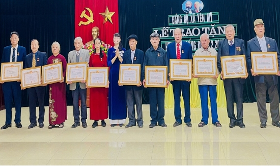 Thanh Trì trao Huy hiệu Đảng cho 191 đảng viên nhân dịp 3/2