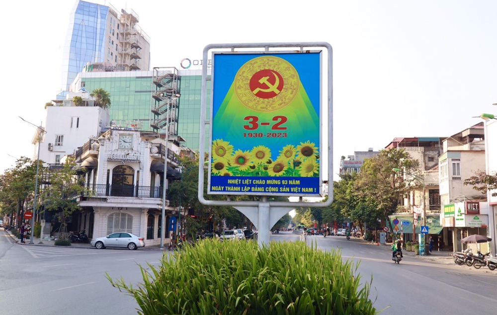 Phố phường Hà Nội rực rỡ cờ hoa mừng kỷ niệm 93 năm Ngày thành lập Đảng