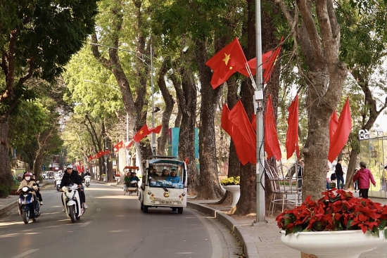 Phố phường Hà Nội rực rỡ cờ hoa mừng kỷ niệm 93 năm Ngày thành lập Đảng