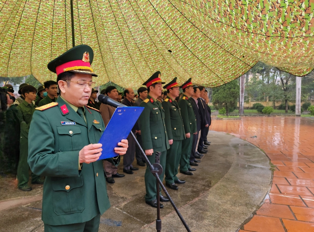 Tân binh huyện Thường Tín làm lễ dâng hương trước khi lên đường nhập ngũ
