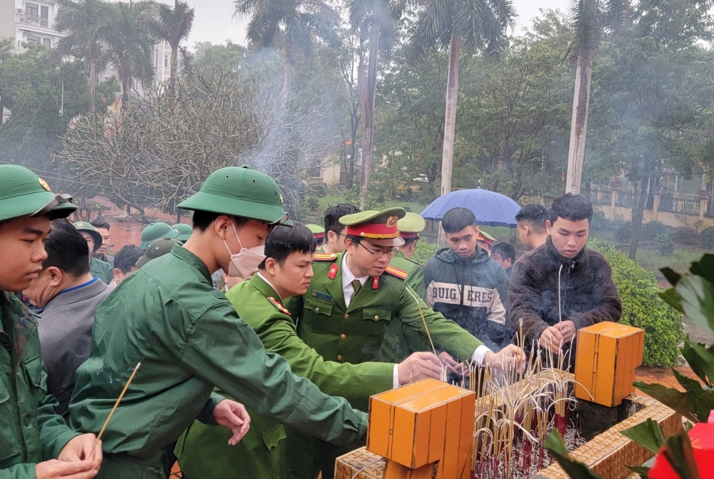 Tân binh huyện Thường Tín làm lễ dâng hương trước khi lên đường nhập ngũ
