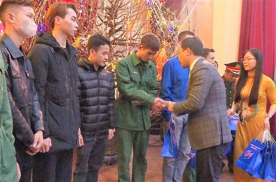 Huyện Ứng Hòa gặp mặt, động viên thanh niên chuẩn bị lên đường nhập ngũ