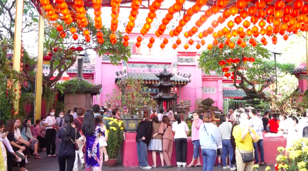 Hàng nghìn người dâng lễ chùa Ngọc Hoàng vào rằm tháng Giêng