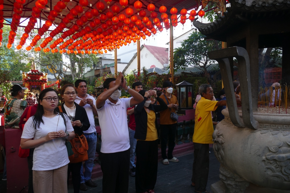 Hàng nghìn người dâng lễ chùa Ngọc Hoàng vào rằm tháng Giêng