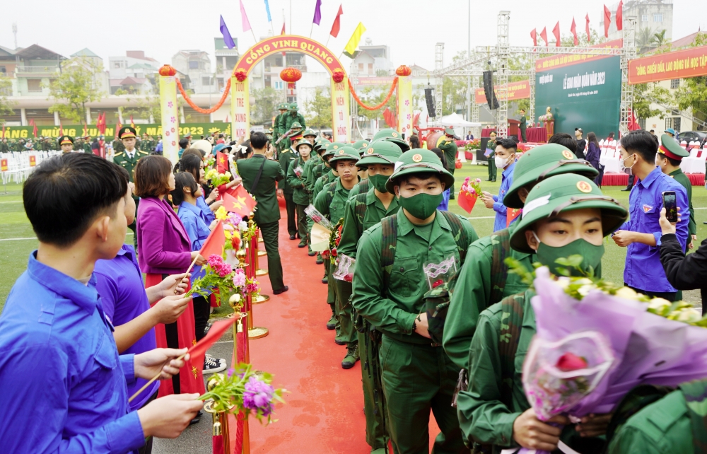 Chủ tịch LĐLĐ thành phố Hà Nội Phạm Quang Thanh dự Lễ giao nhận quân tại huyện Quốc Oai