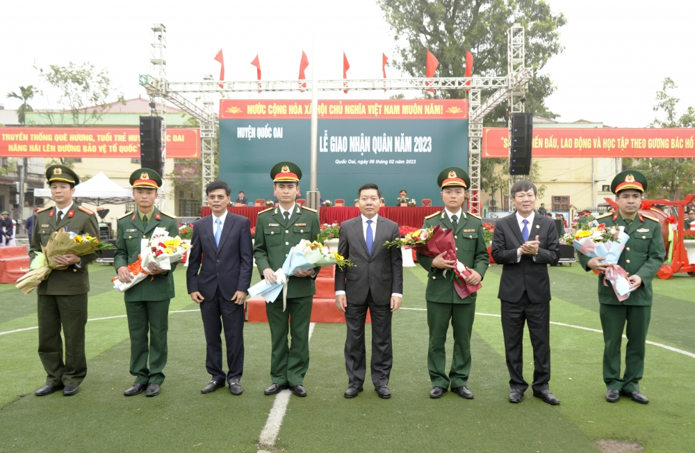 Chủ tịch LĐLĐ thành phố Hà Nội Phạm Quang Thanh dự Lễ giao nhận quân tại huyện Quốc Oai