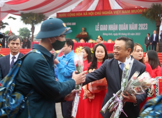 Chủ tịch UBND thành phố Hà Nội động viên tân binh lên đường nhập ngũ