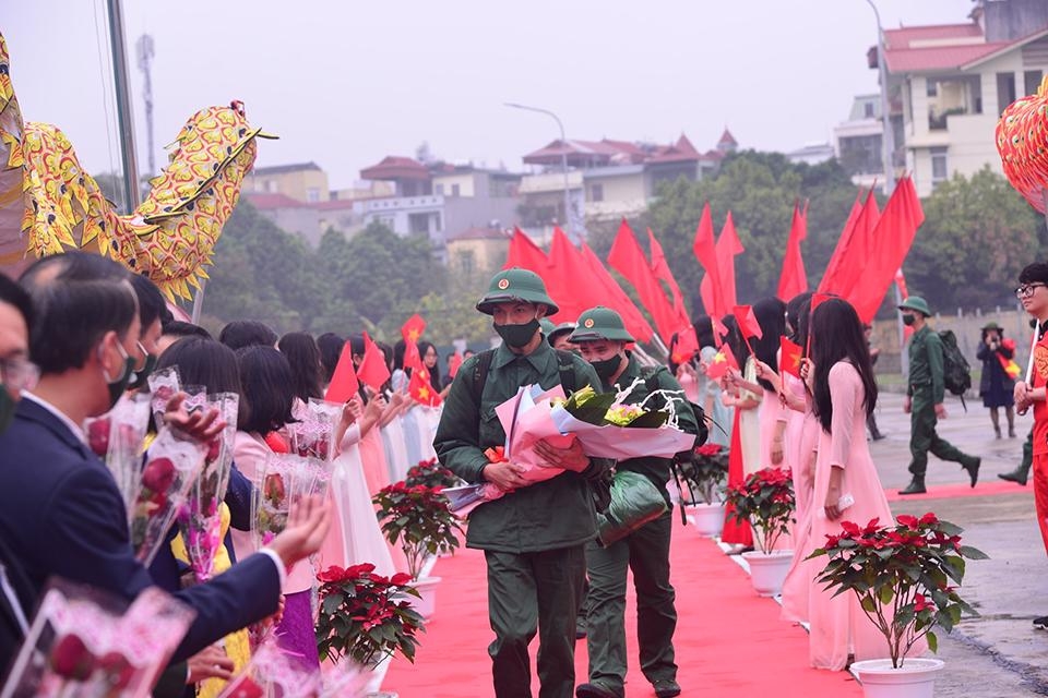 Phó Bí thư Thường trực Thành ủy Nguyễn Thị Tuyến động viên tân binh lên đường nhập ngũ