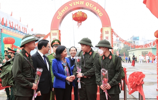 Phó Bí thư Thường trực Thành ủy Nguyễn Thị Tuyến động viên, tiễn tân binh lên đường nhập ngũ