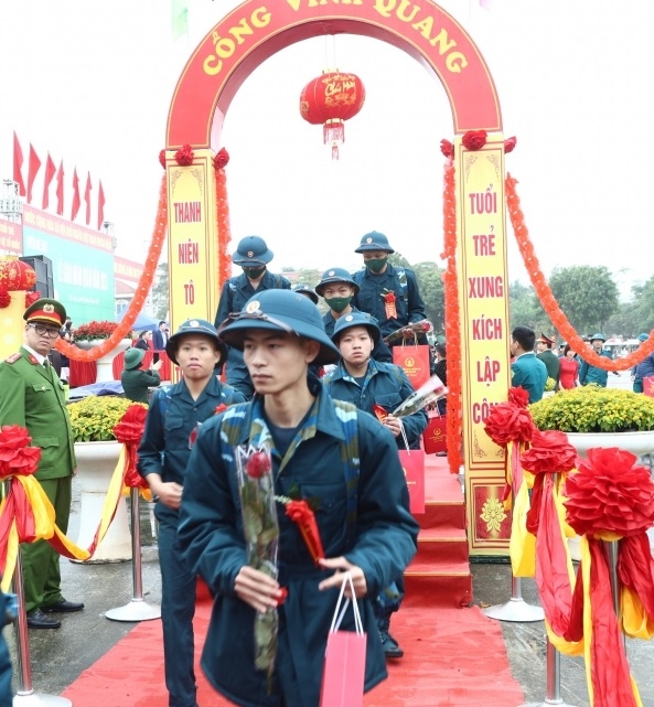 Thanh niên huyện Mê Linh hăng hái lên đường nhập ngũ