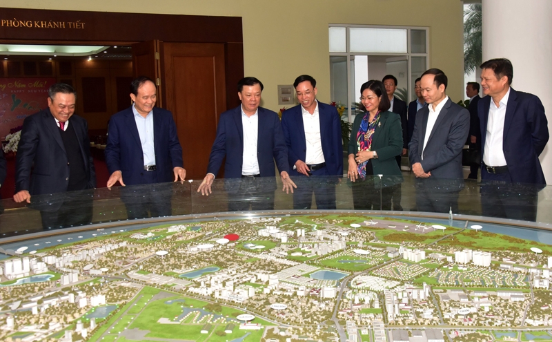 Thường trực Thành ủy Hà Nội thăm quan sa bàn quy hoạch phát triển quận Long Biên.