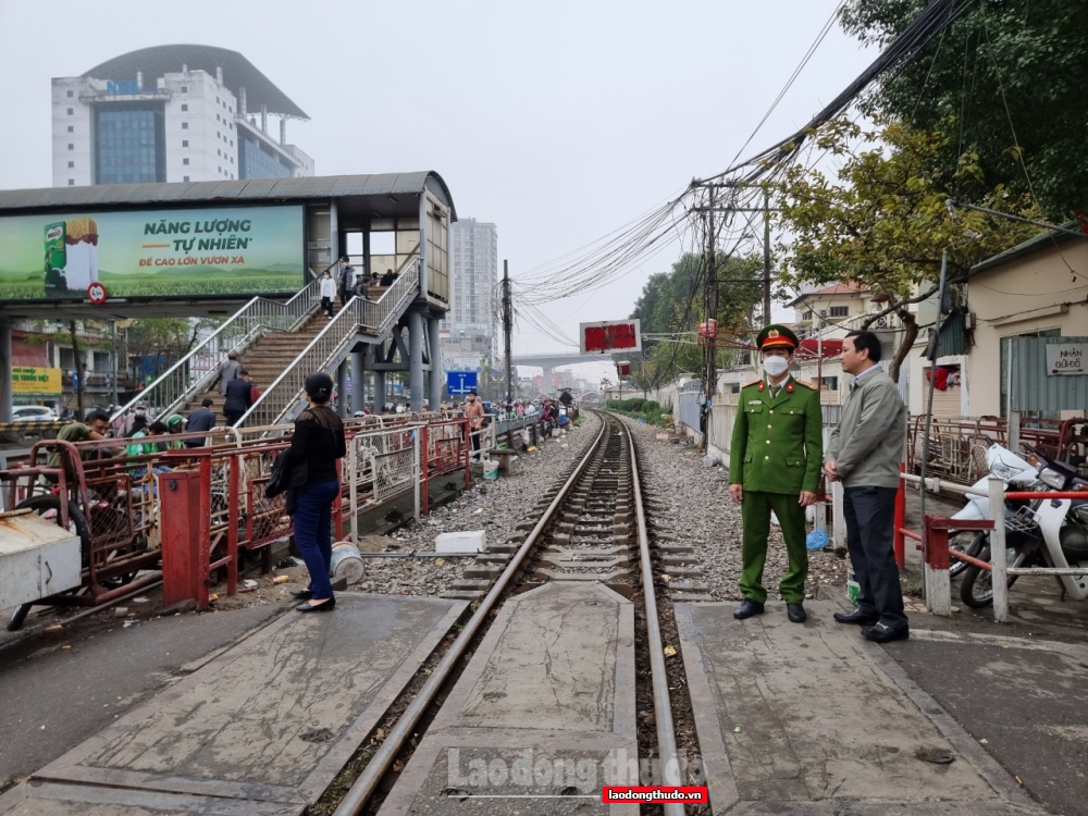 Chấn chỉnh tình trạng trạng lộn xộn trước cổng bệnh viện Bạch Mai