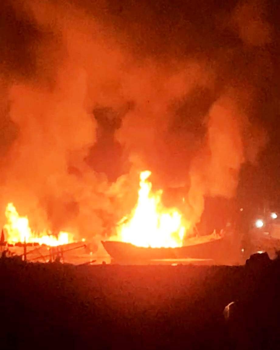 Quảng Bình: Hai tàu cá Quảng Ngãi bốc cháy ở khu neo đậu âu thuyền Cảng Gianh