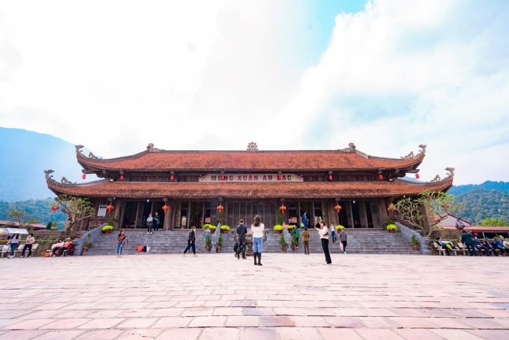 Du khách du xuân đầu năm và cầu bình an tại chùa Hạ. (Ảnh chụp tại Lễ khai hội Xuân Tây Yên Tử 2023)
