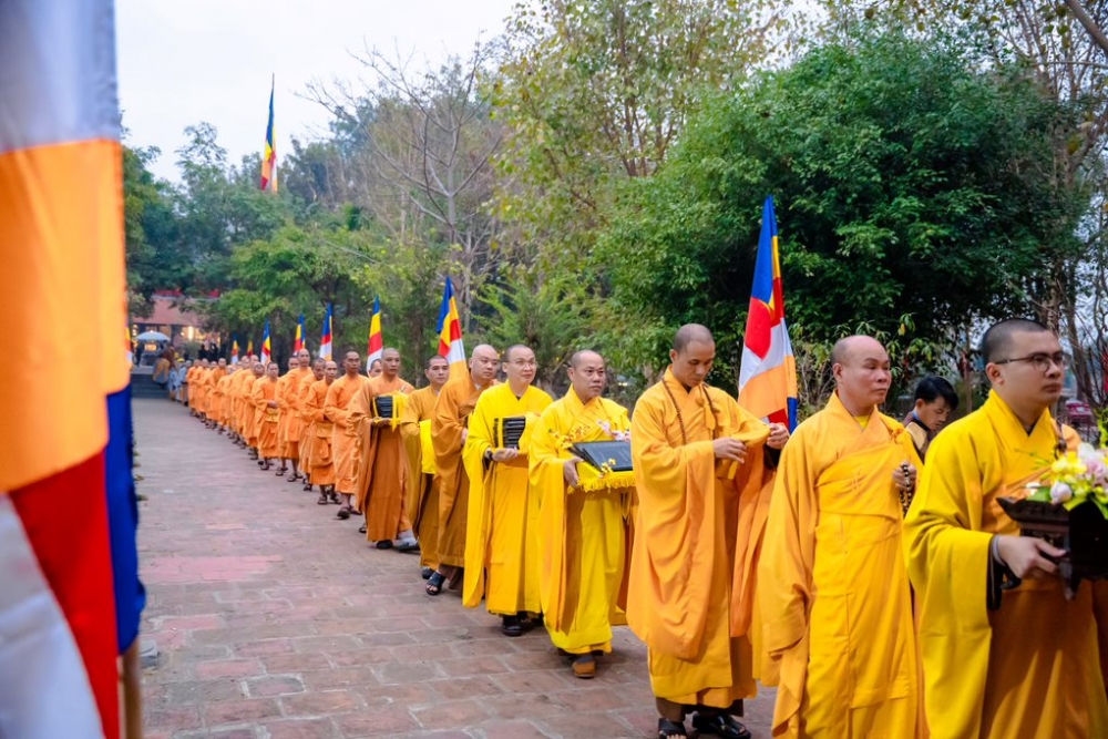 Rất nhiều hoạt động văn hóa đặc sắc được tổ chức trong dịp khai xuân đầu năm 2023, trong đó đặc biệt phải kể đến Lễ rước bộ Mộc bản Cư trần lạc đạo phú" được Tổ chức Kỷ lục Việt Nam công nhận là lễ rước theo nghi thức Phật giáo lớn nhất Việt Nam. (Ảnh chụp tại Lễ khai hội Xuân Tây Yên Tử 2023)