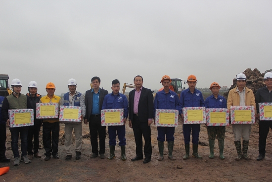 Công đoàn GTVT thăm, tặng quà cho công nhân đang thi công cao tốc Bắc - Nam qua Hà Tĩnh