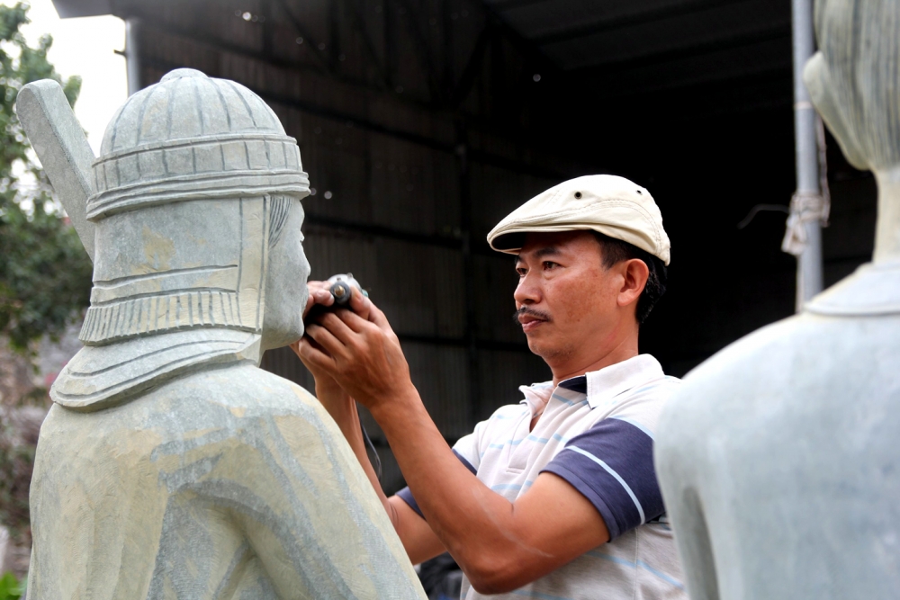 Nghệ nhân gìn giữ nghề điêu khắc truyền thống