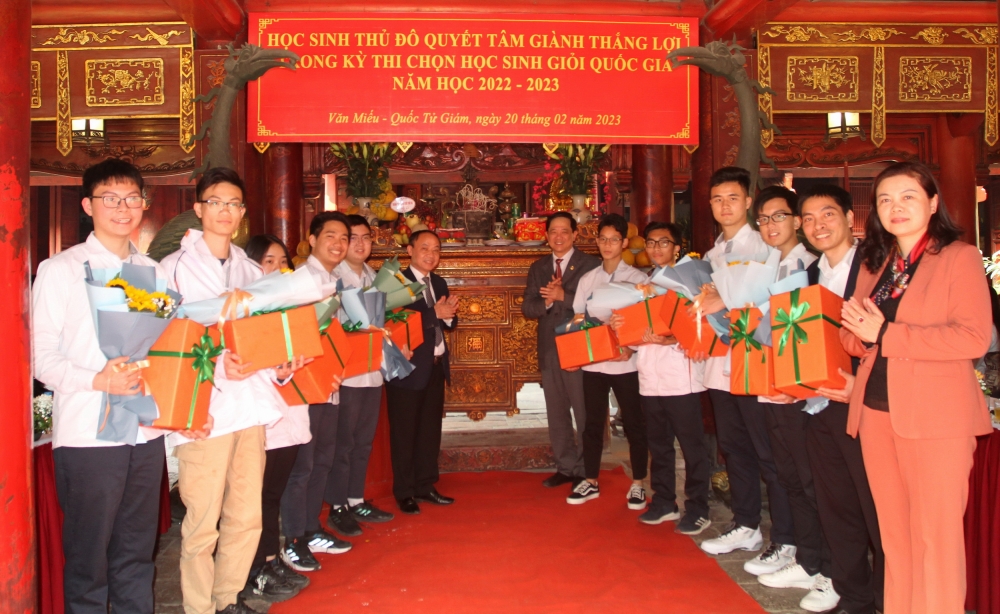 Lãnh đạo Sở GD&ĐT Hà Nội tặng quà, chúc mừng các đội tuyển.