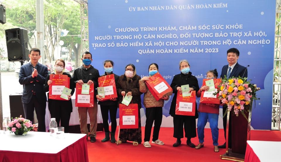 Quận Hoàn Kiếm tặng sổ bảo hiểm xã hội và quà tới hộ cận nghèo, đối tượng bảo trợ xã hội