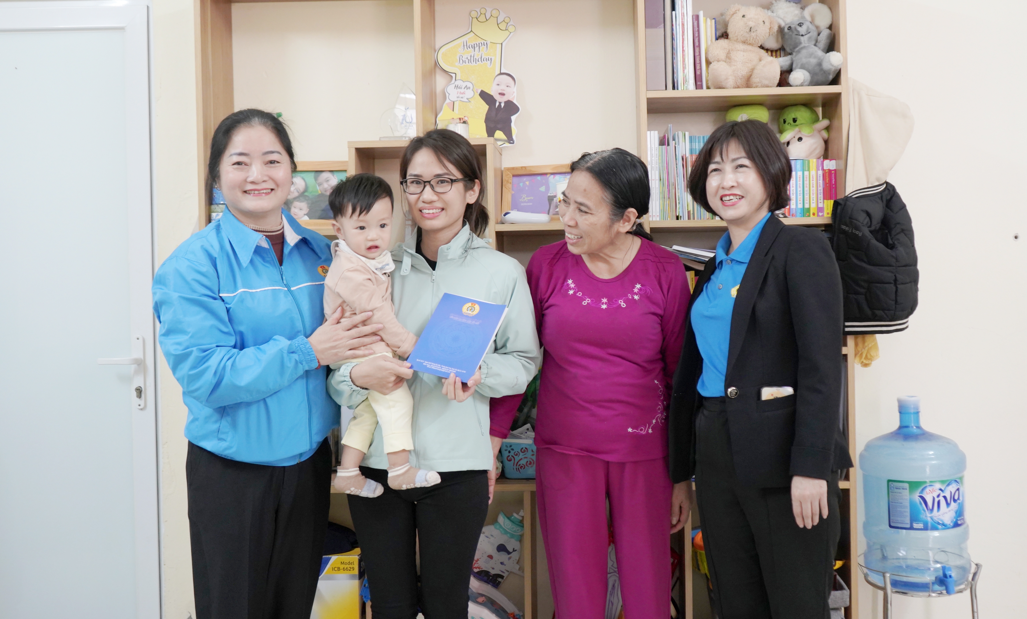 Chủ tịch LĐLĐ thành phố Hà Nội Phạm Quang Thanh thăm, trao hỗ trợ cho lao động nữ có hoàn cảnh khó khăn