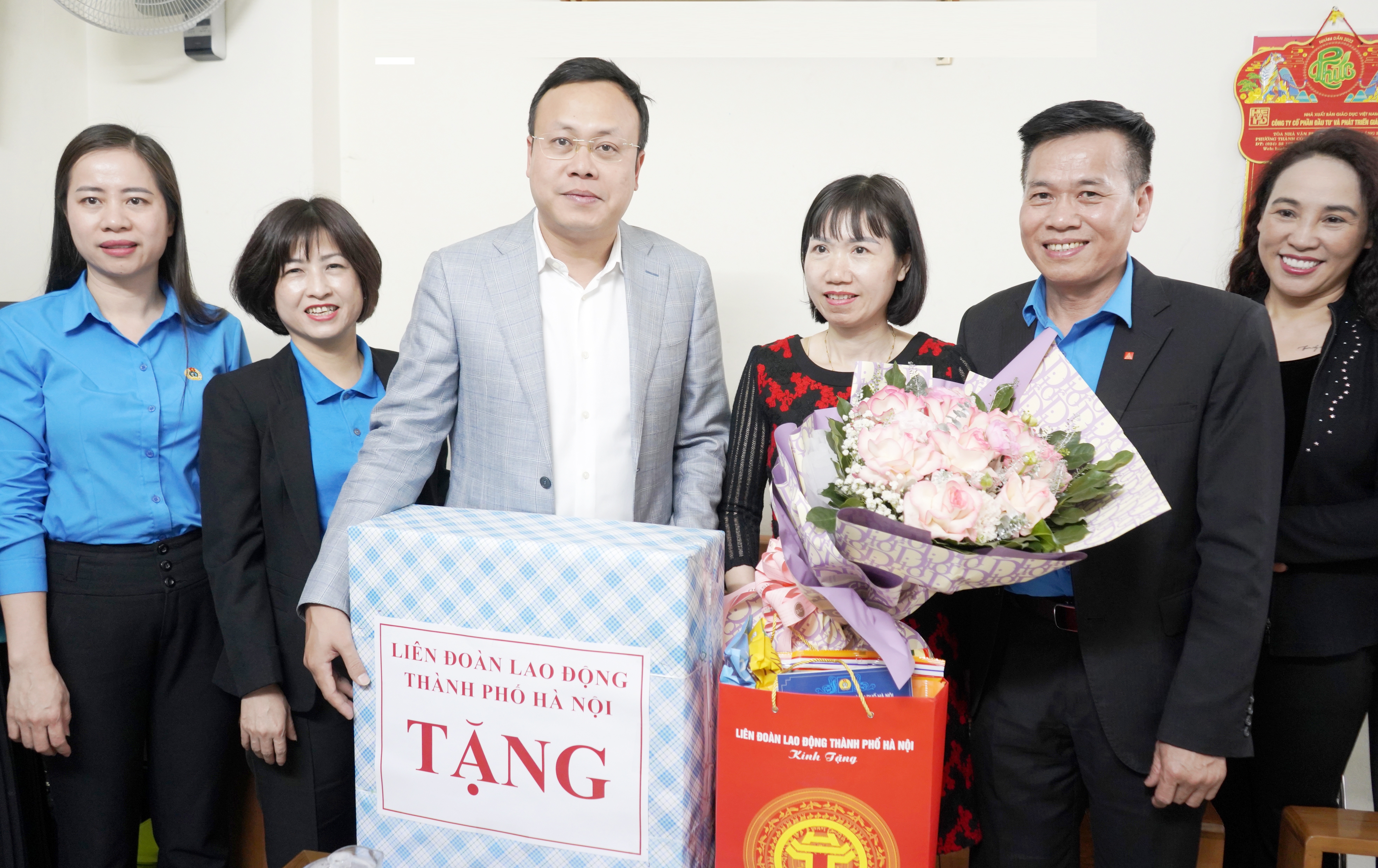 Chủ tịch LĐLĐ thành phố Hà Nội Phạm Quang Thanh thăm, trao hỗ trợ cho lao động nữ có hoàn cảnh khó khăn