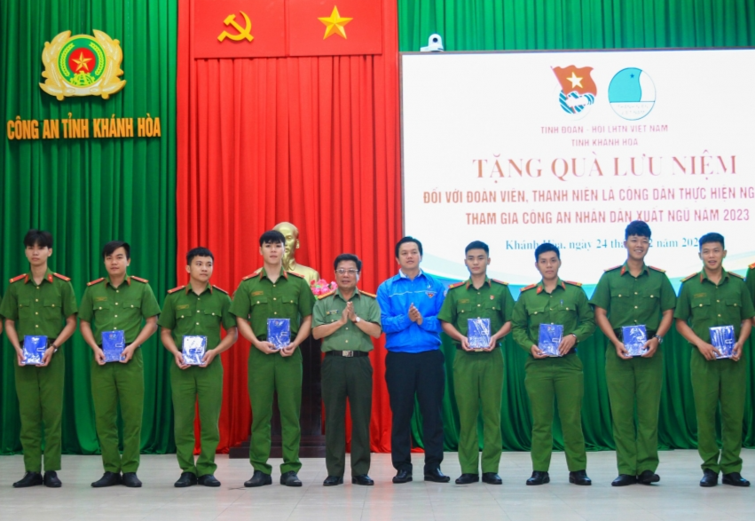 Các chiến sĩ nghĩa vụ được trao tặng quà lưu niệm tại Chương trình