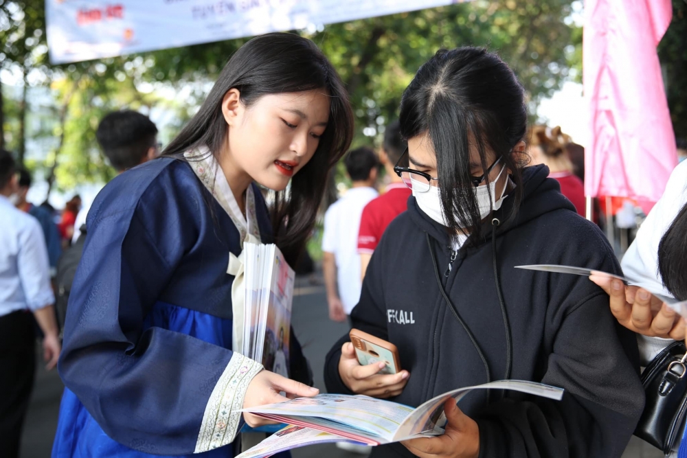 TP.HCM: Đông đảo học sinh tham gia ngày hội tuyển sinh - hướng nghiệp 2023